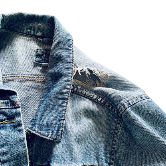 CLÉO vintage light wash blue jean jacket with major distressing size M - Picture 6 of 10
